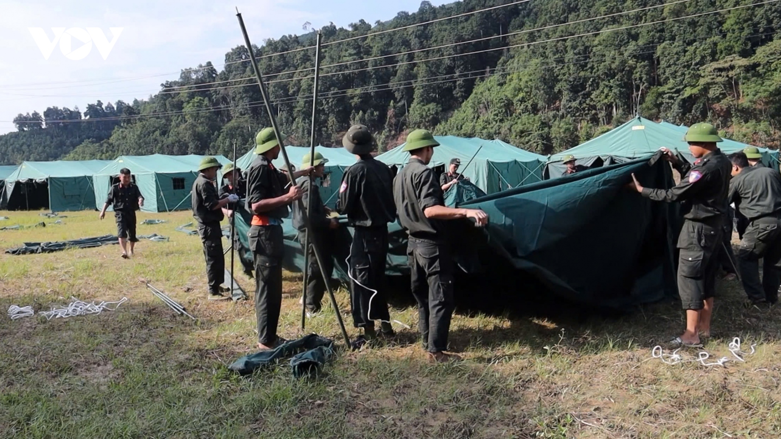 Lào Cai di dời 115 người dân thôn Kho Vàng lánh trên đỉnh núi xuống nơi an toàn