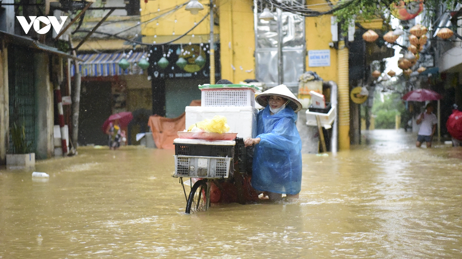 Người Hà Nội thức trắng đêm ngăn nước lũ sông Hồng tràn vào nhà