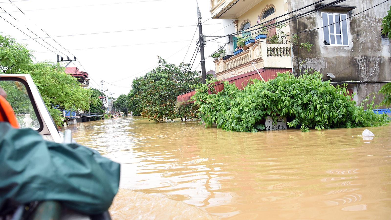 Các trường đại học gấp rút lên danh sách sinh viên vùng bão lũ để hỗ trợ