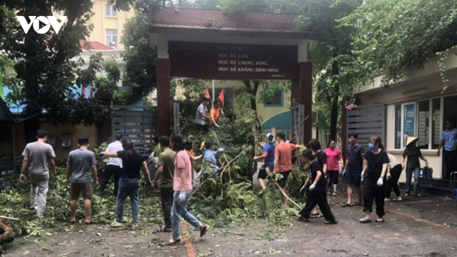 Hà Nội cảnh báo mưa lũ, nhiều trường cho học sinh về sớm, học online