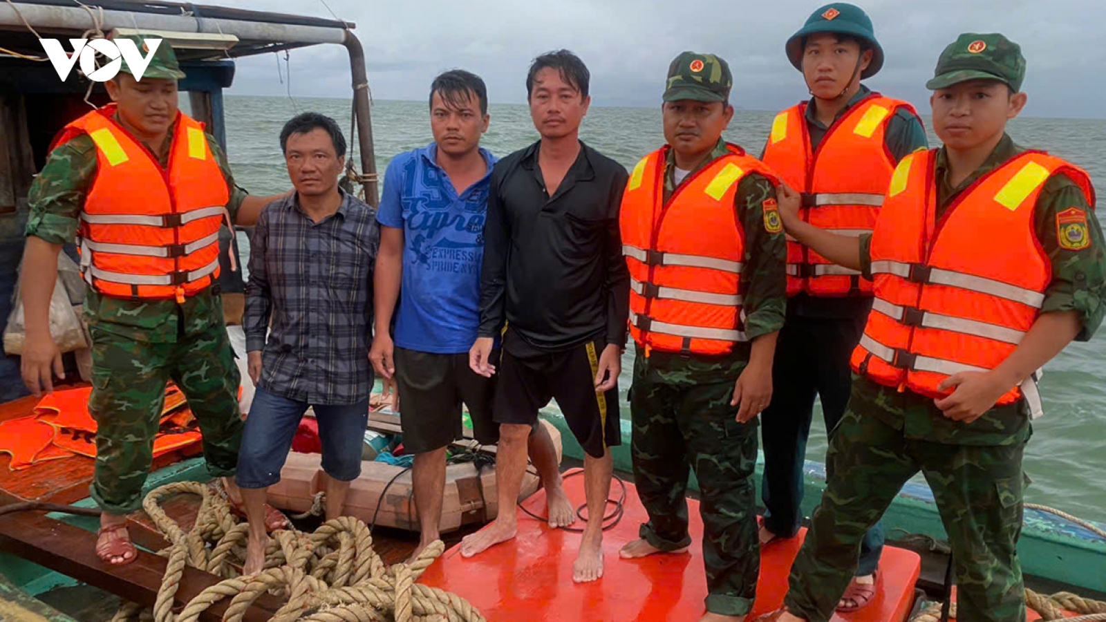 Kiên Giang: Chìm 1 sà lan chở vật liệu trên biển, nhiều nhà dân bị sập, tốc mái