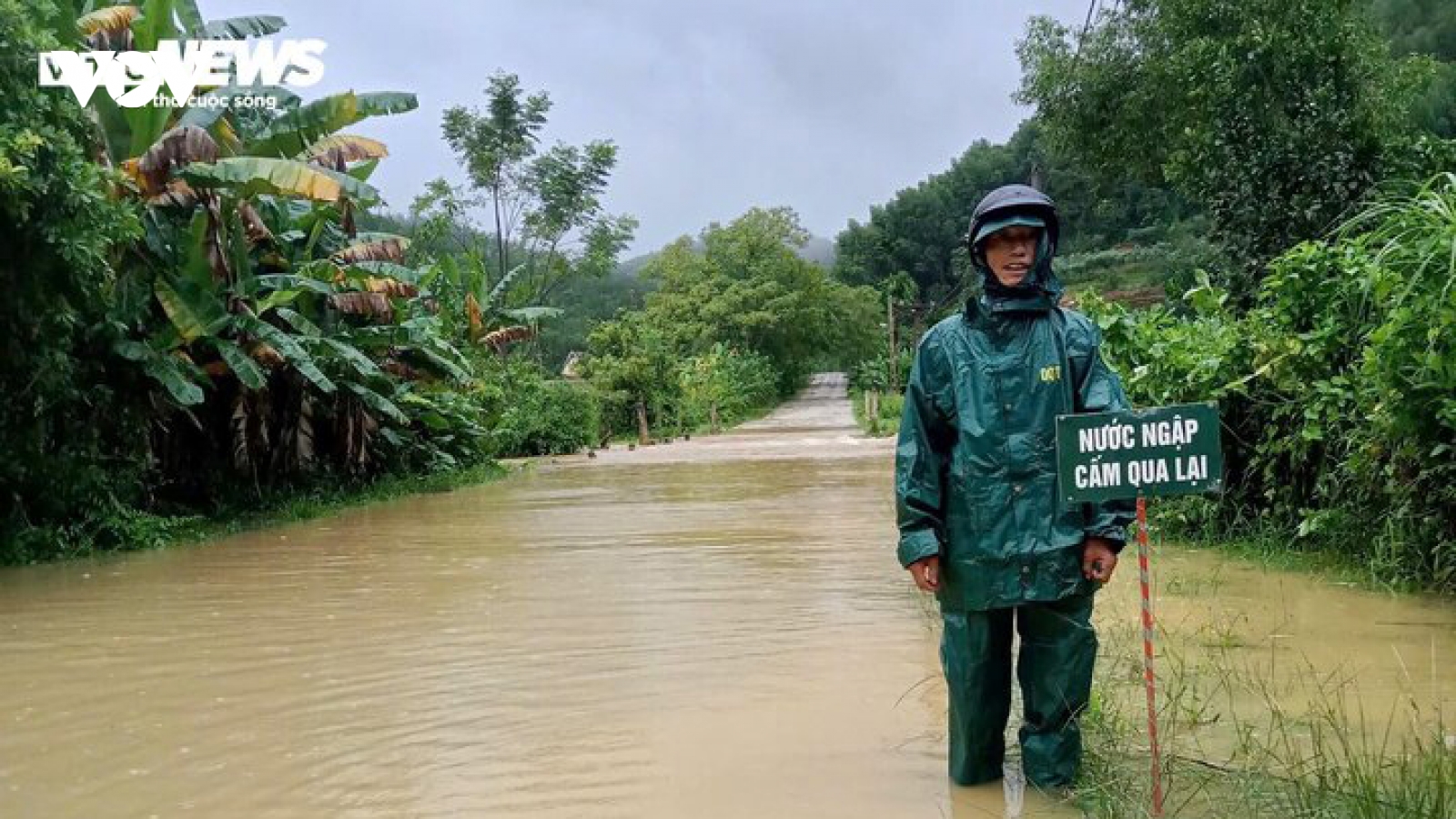 Mưa lớn dồn dập, nước lũ nhấn chìm nhiều cầu tràn ở huyện miền núi Hà Tĩnh