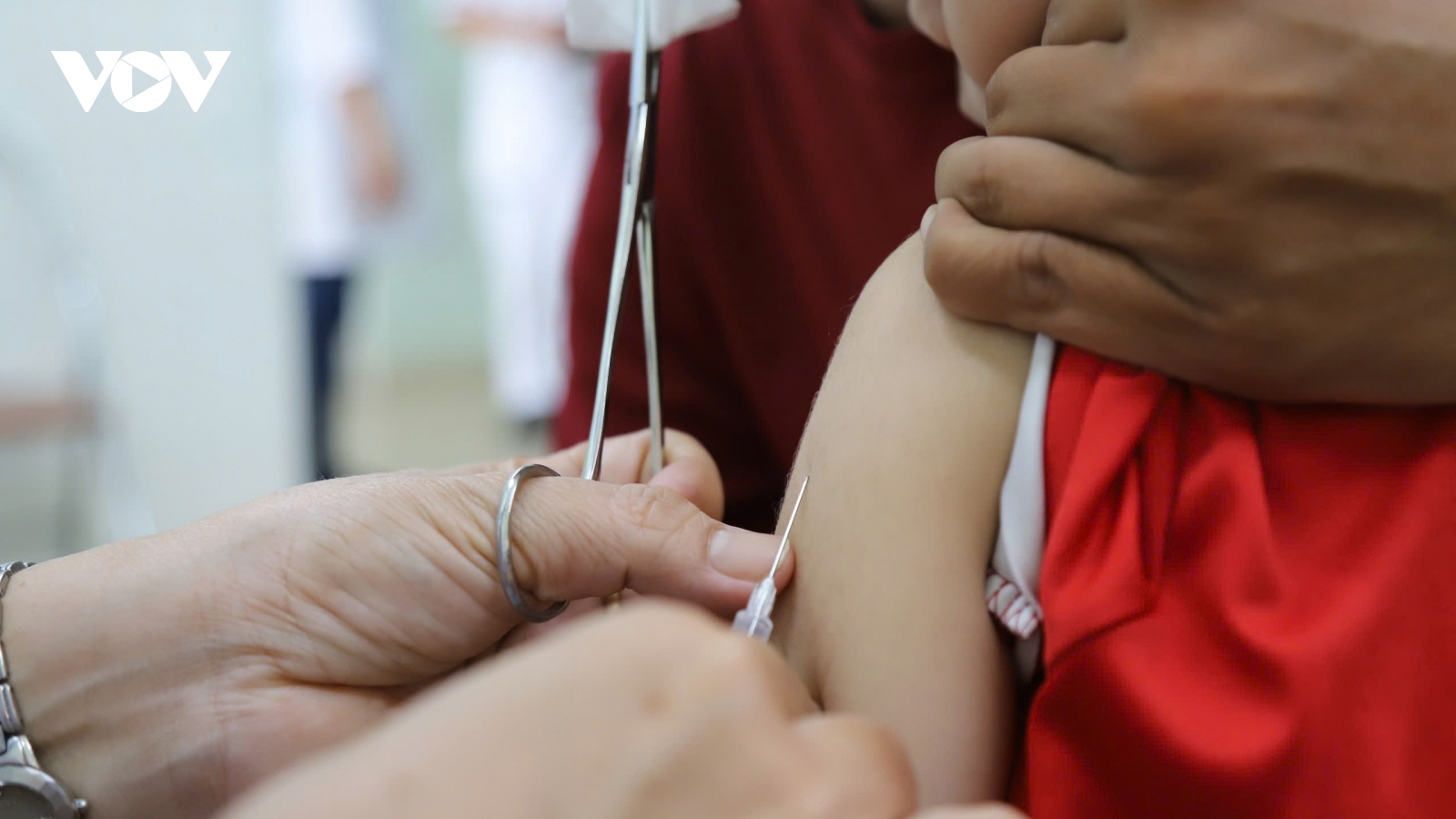 Khoảng 9.770 trẻ được tiêm vaccine sởi trong ngày thứ 2 tiêm chiến dịch