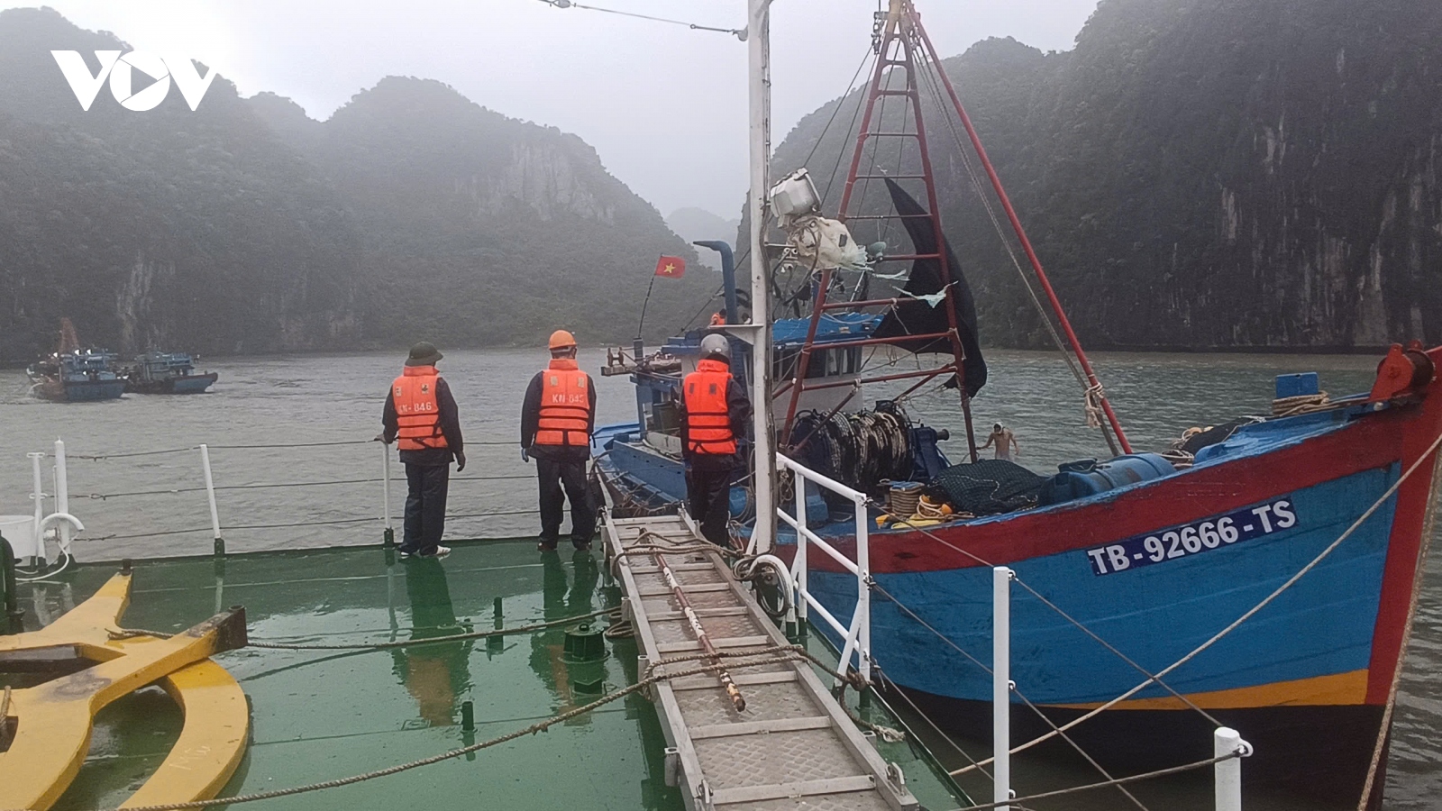 Tàu Vùng 3 Hải quân kịp thời cứu nạn ngư dân trong bão số 3