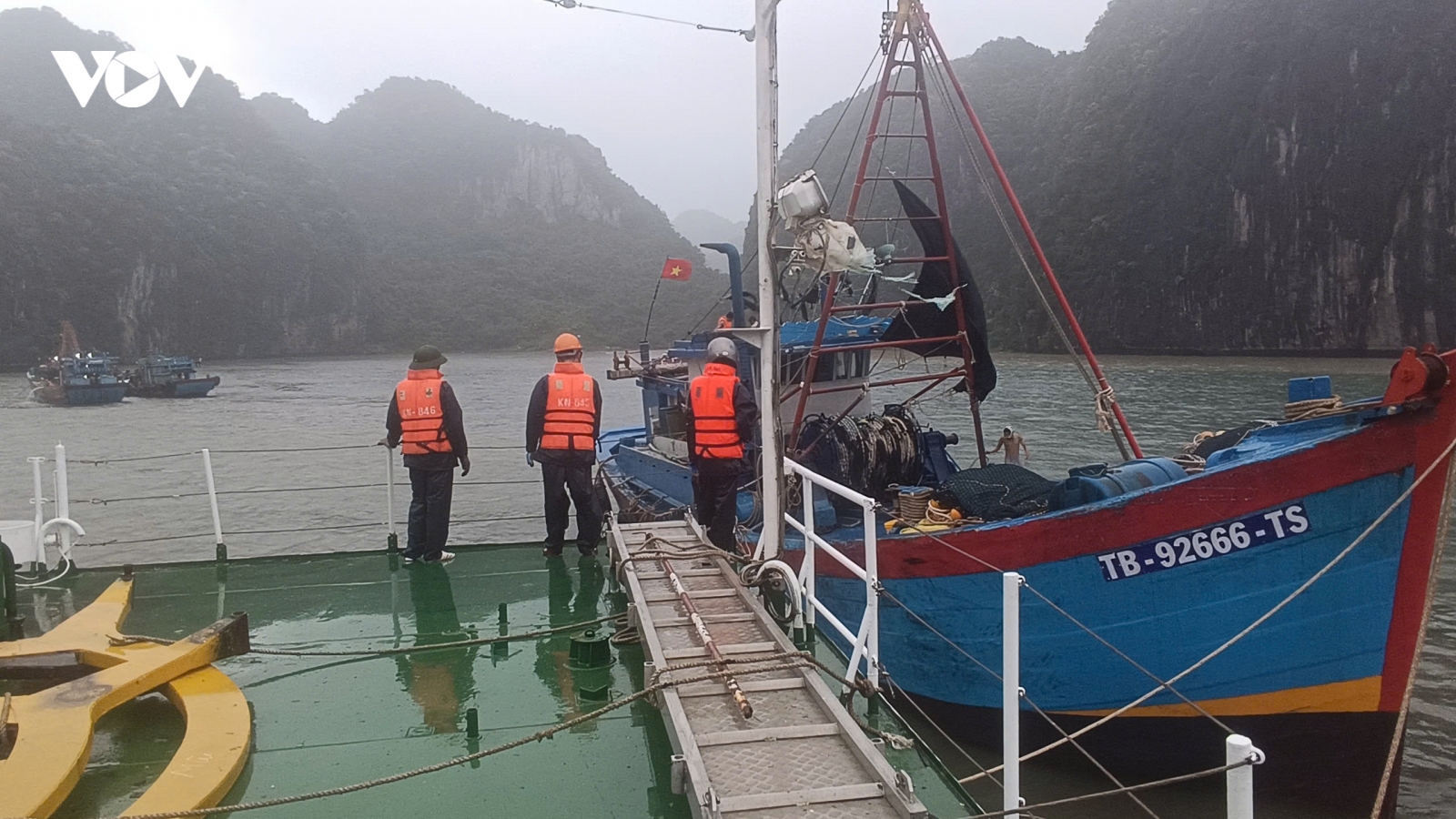 Tàu Vùng 3 Hải quân kịp thời cứu nạn ngư dân trong bão số 3
