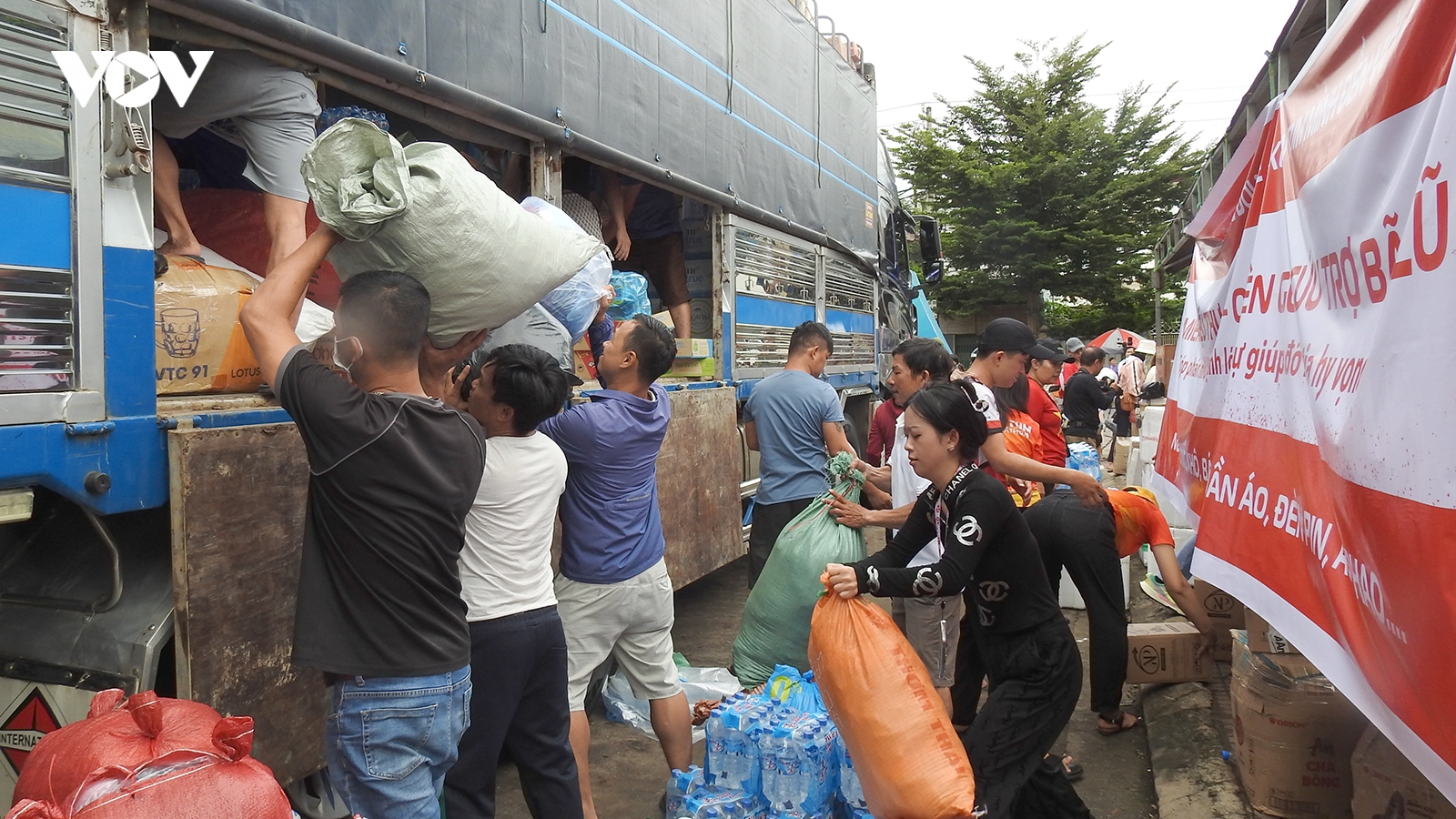 Đoàn xe hàng xuất phát từ Kon Tum hướng về vùng bão lũ Tuyên Quang