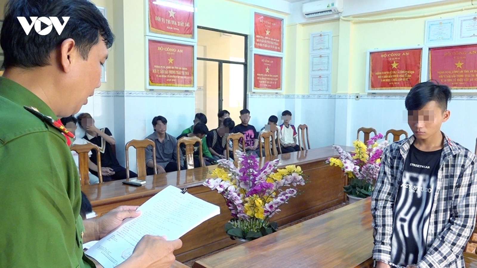 Bắt tạm giam 12 thanh thiếu niên về tội “Giết người”
