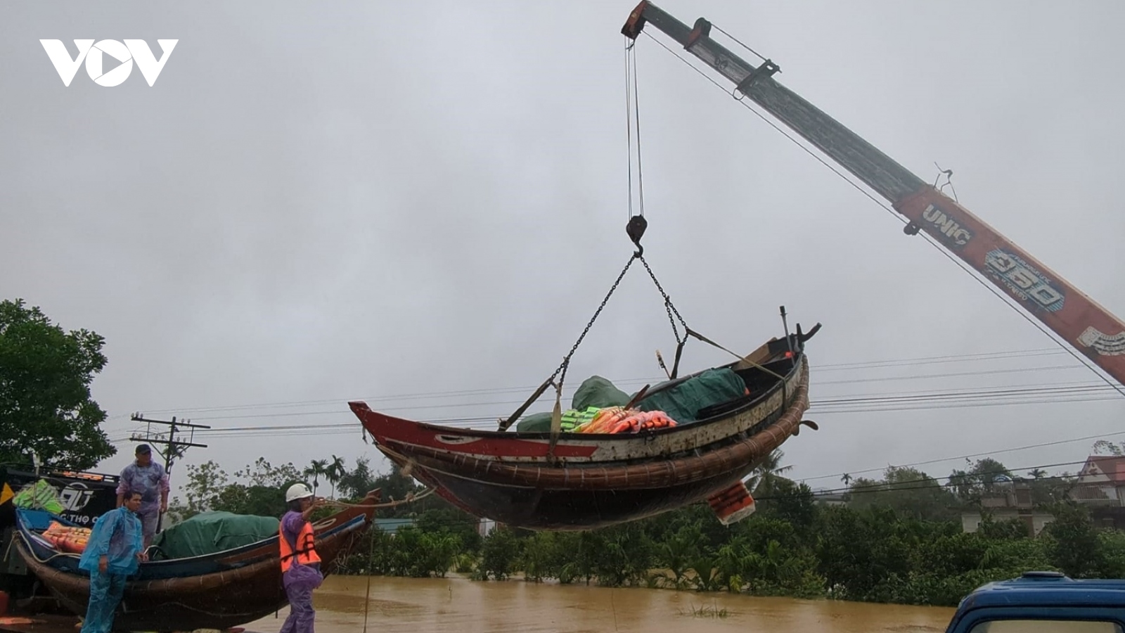 Ngư dân Quảng Bình kéo thuyền máy ra Bắc hỗ trợ người dân vùng lũ