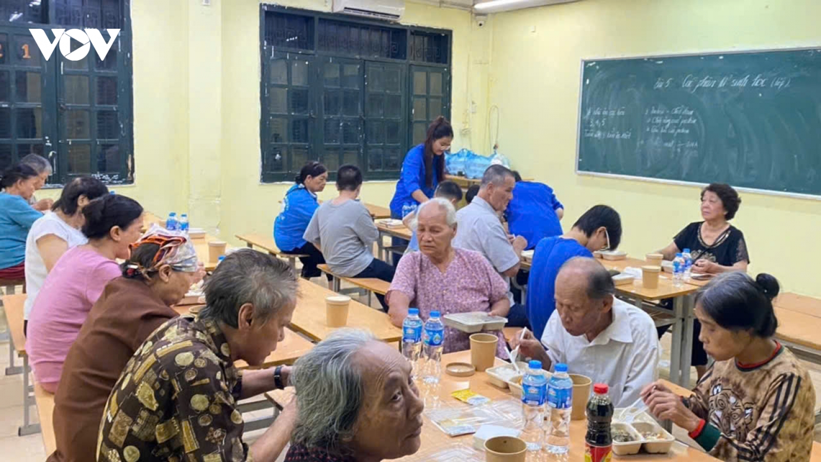Đảm bảo đủ lương thực và chăm sóc sức khỏe cho người dân phải di dời đến nơi tránh lũ
