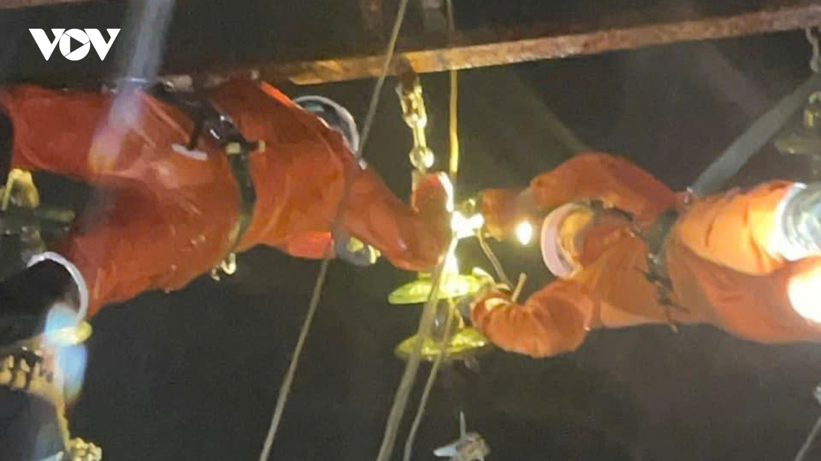 Công nhân Điện lực miền Bắc trắng đêm khắc phục sự cố điện do bão Yagi