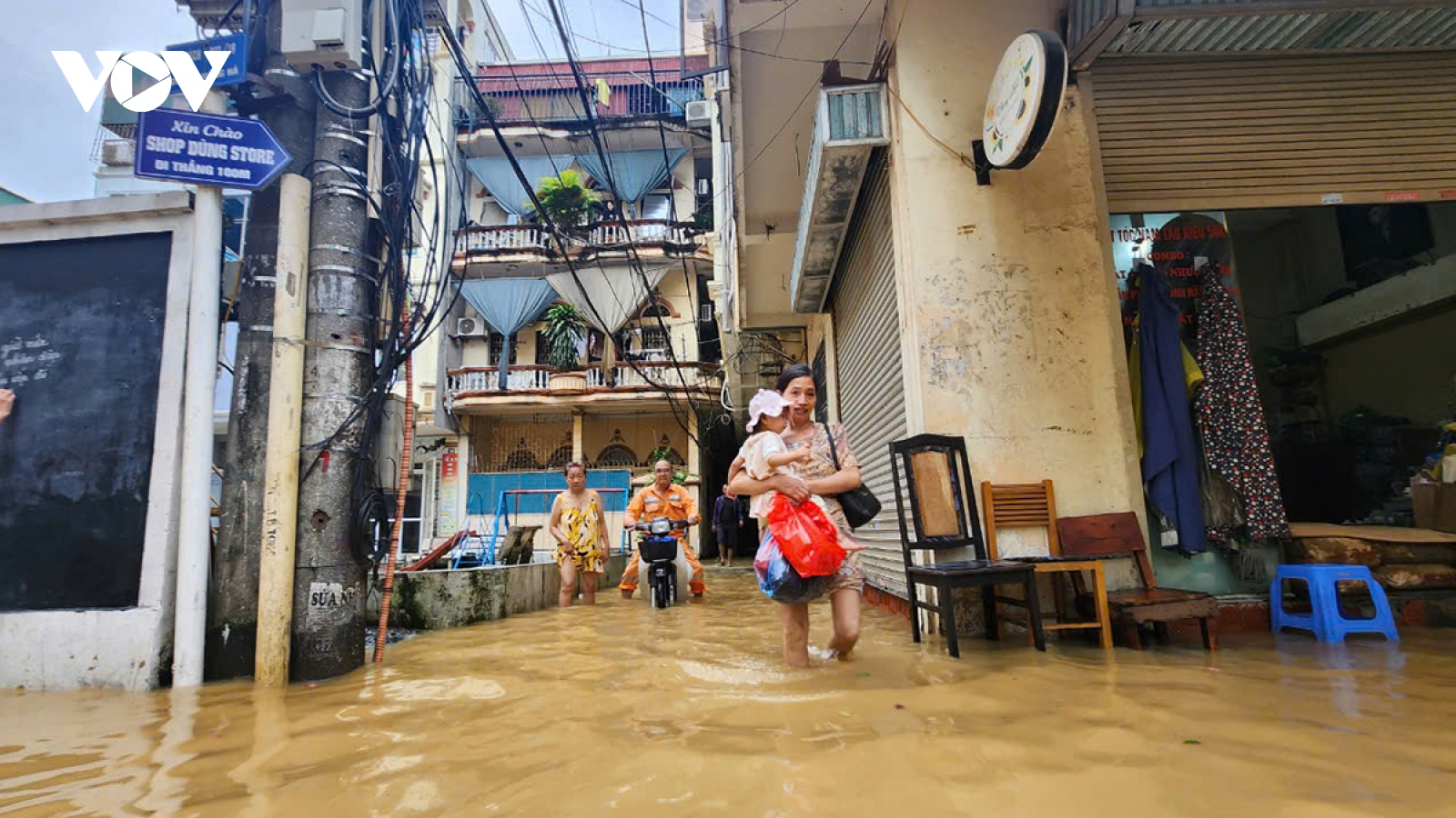 Nước sông Hồng bắt đầu tràn vào khu dân cư ở Chương Dương, Hoàn Kiếm qua đường ống cống