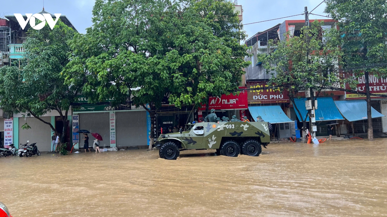 Mực nước trên sông Hồng tại thành phố Lào Cai bắt đầu rút