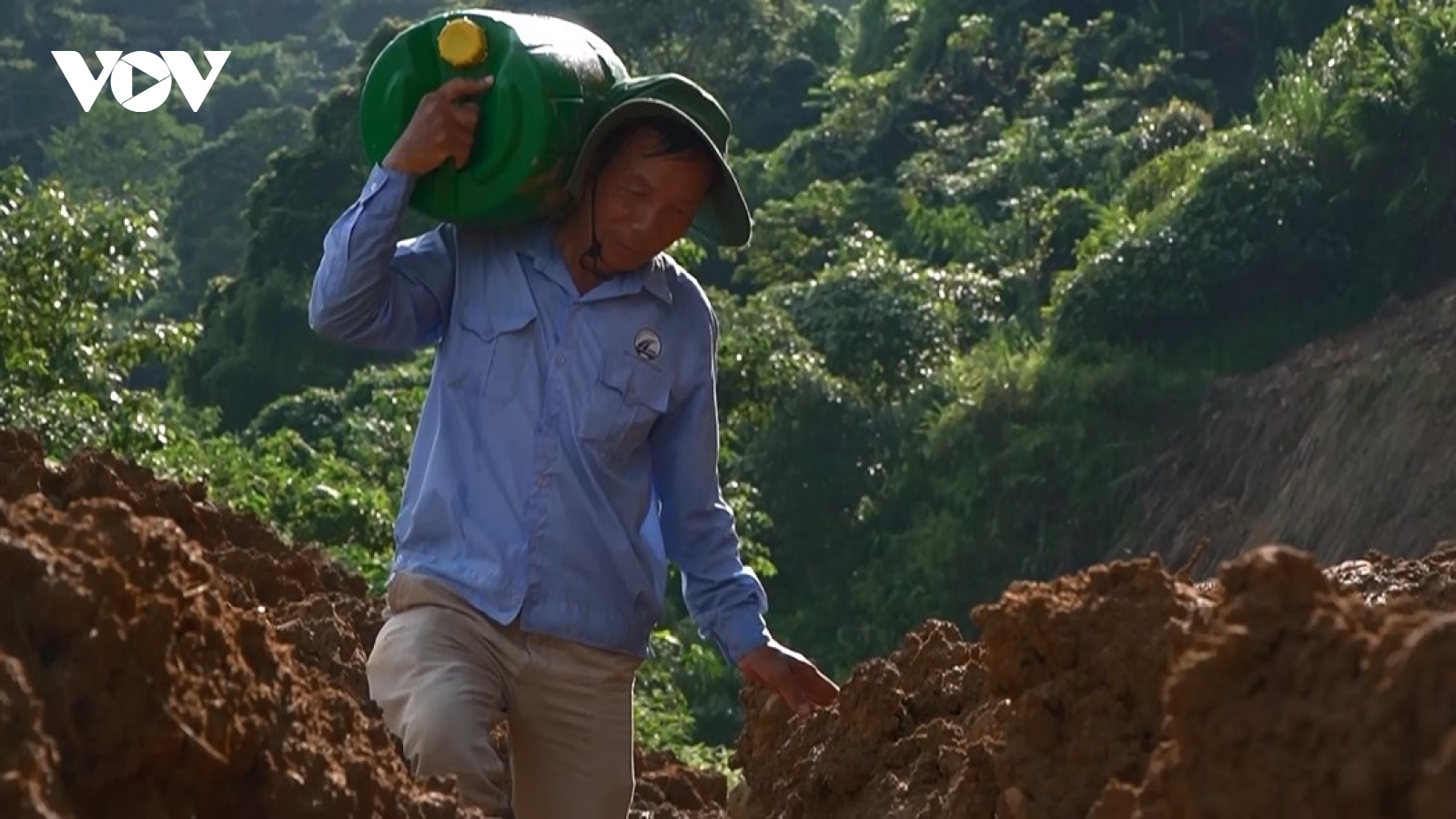 Tình nguyện viên góp phần khơi thông những tuyến đường tới vùng lũ Lào Cai