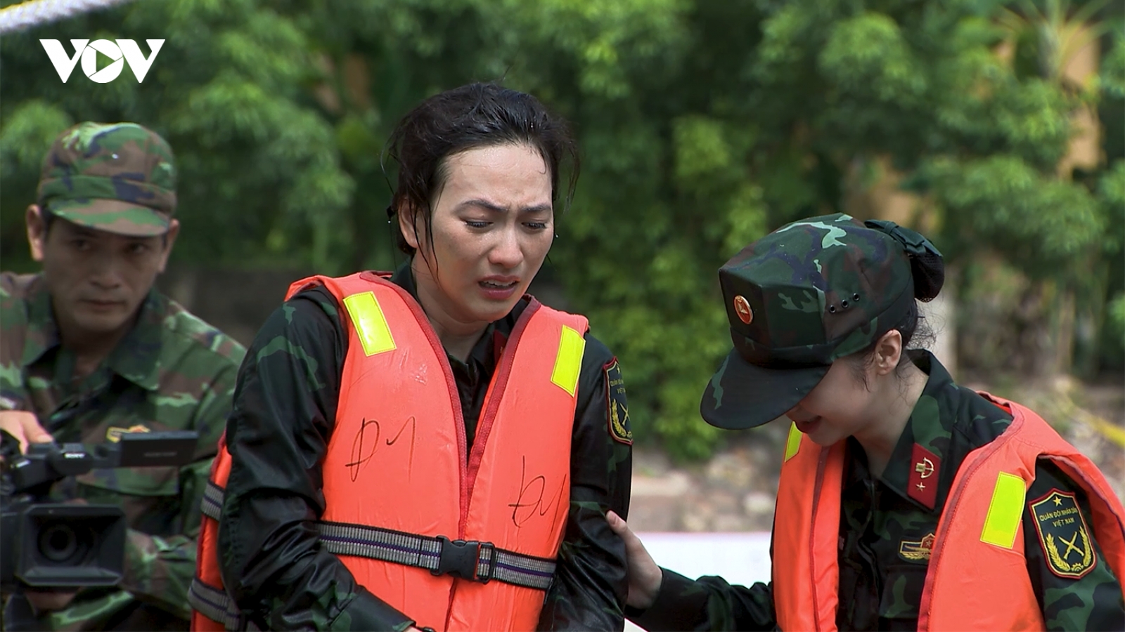 Sao nhập ngũ tập 6: Phương Anh Đào, MisThy khóc khi leo dây ngang qua hồ
