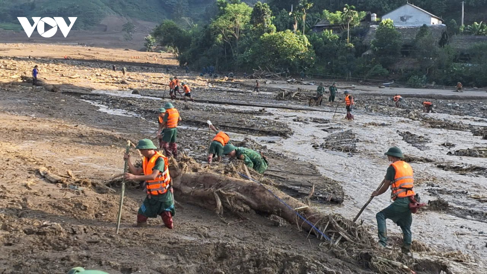 8 người của 2 hộ gia đình chạy thoát trong cơn lũ quét tại thôn Làng Nủ vừa về trình báo