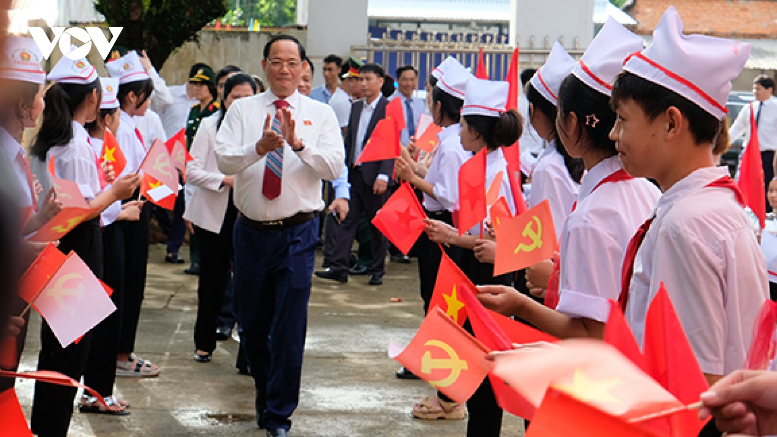 Phó Chủ tịch Quốc hội Trần Quang Phương dự khai giảng tại Quảng Ngãi