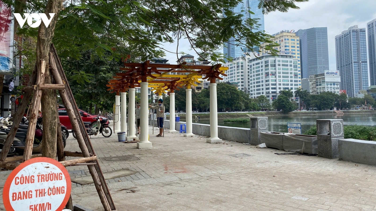 Gấp rút thi công phố đi bộ hồ Ngọc Khánh để kịp khai trương vào ngày 10/10