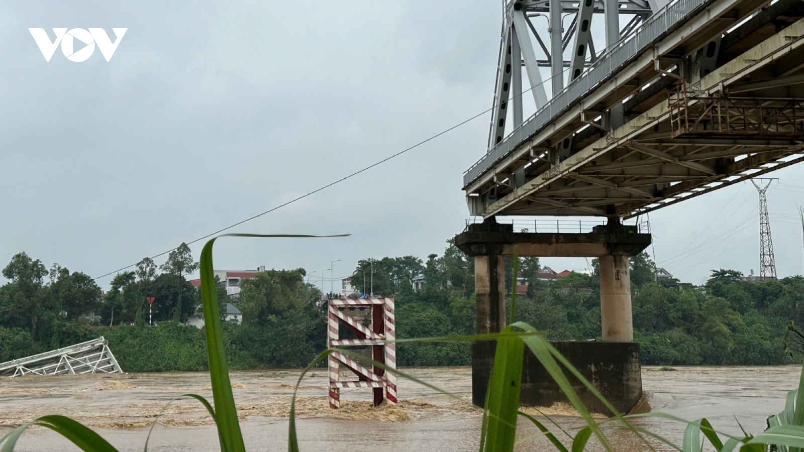 Bridge collapses in northern Vietnam, many people and vehicles fall into river