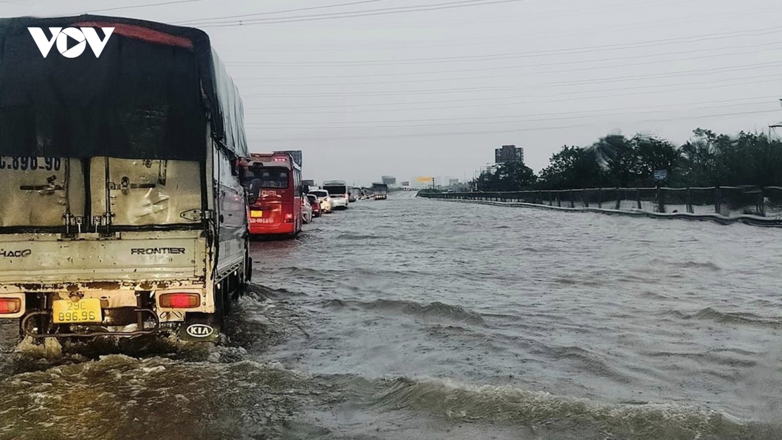 Vận hành trạm bơm hết công suất, "giải cứu" ngập úng cao tốc Pháp Vân - Cầu Giẽ