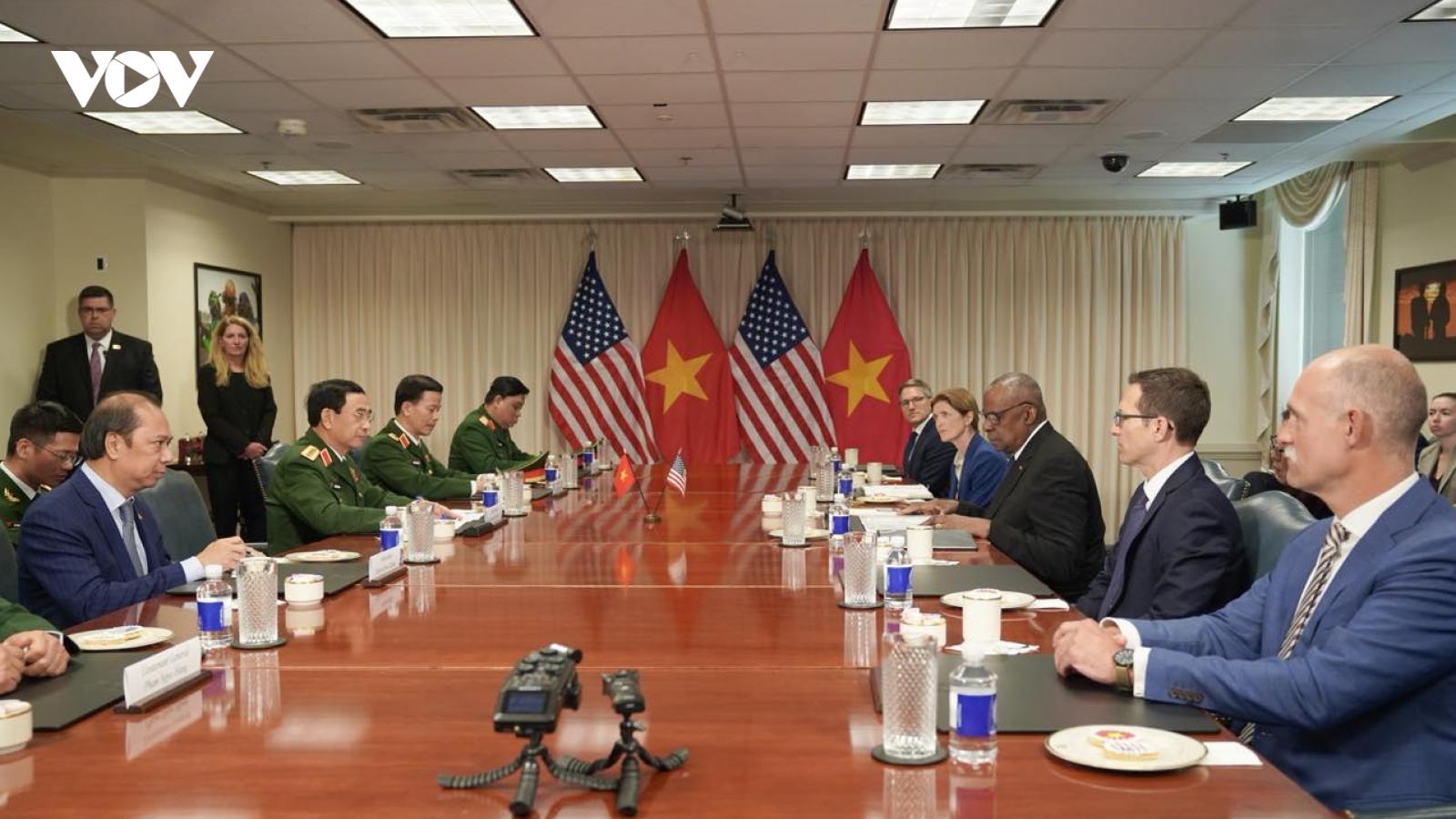 Bộ trưởng Phan Văn Giang hội đàm với Bộ trưởng Quốc phòng Hoa Kỳ Lloyd Austin