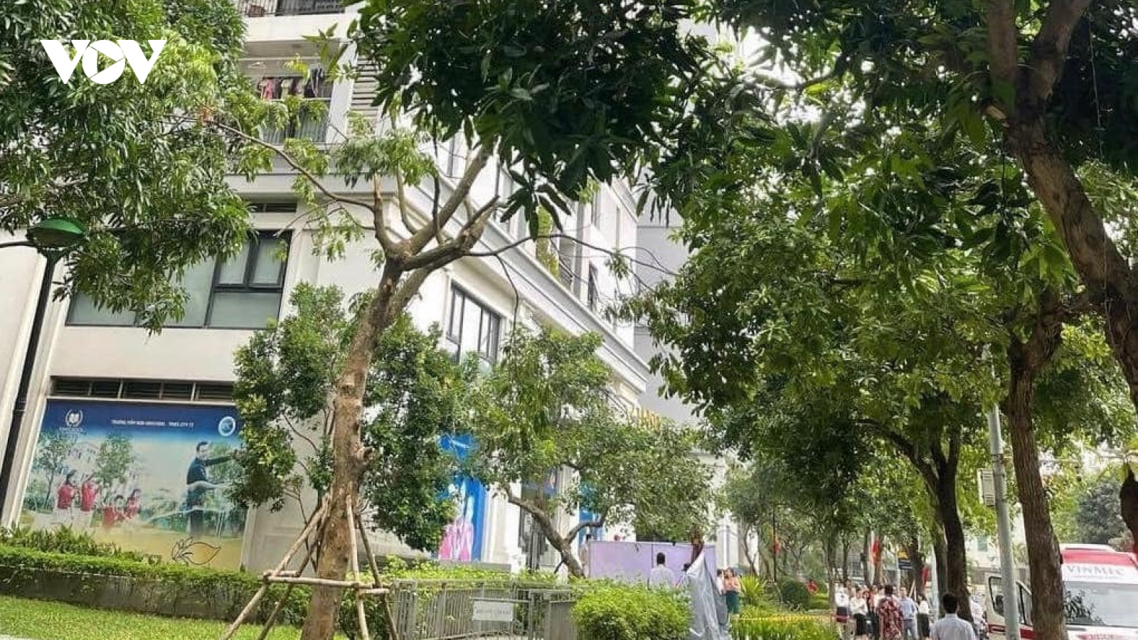 Bé trai 5 tuổi ở Hà Nội rơi từ tầng 22 chung cư xuống đất tử vong