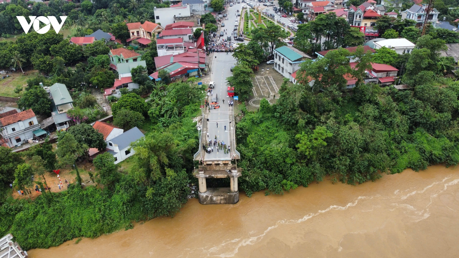 Hình ảnh sập cầu Phong Châu (Phú Thọ) nhìn từ trên cao