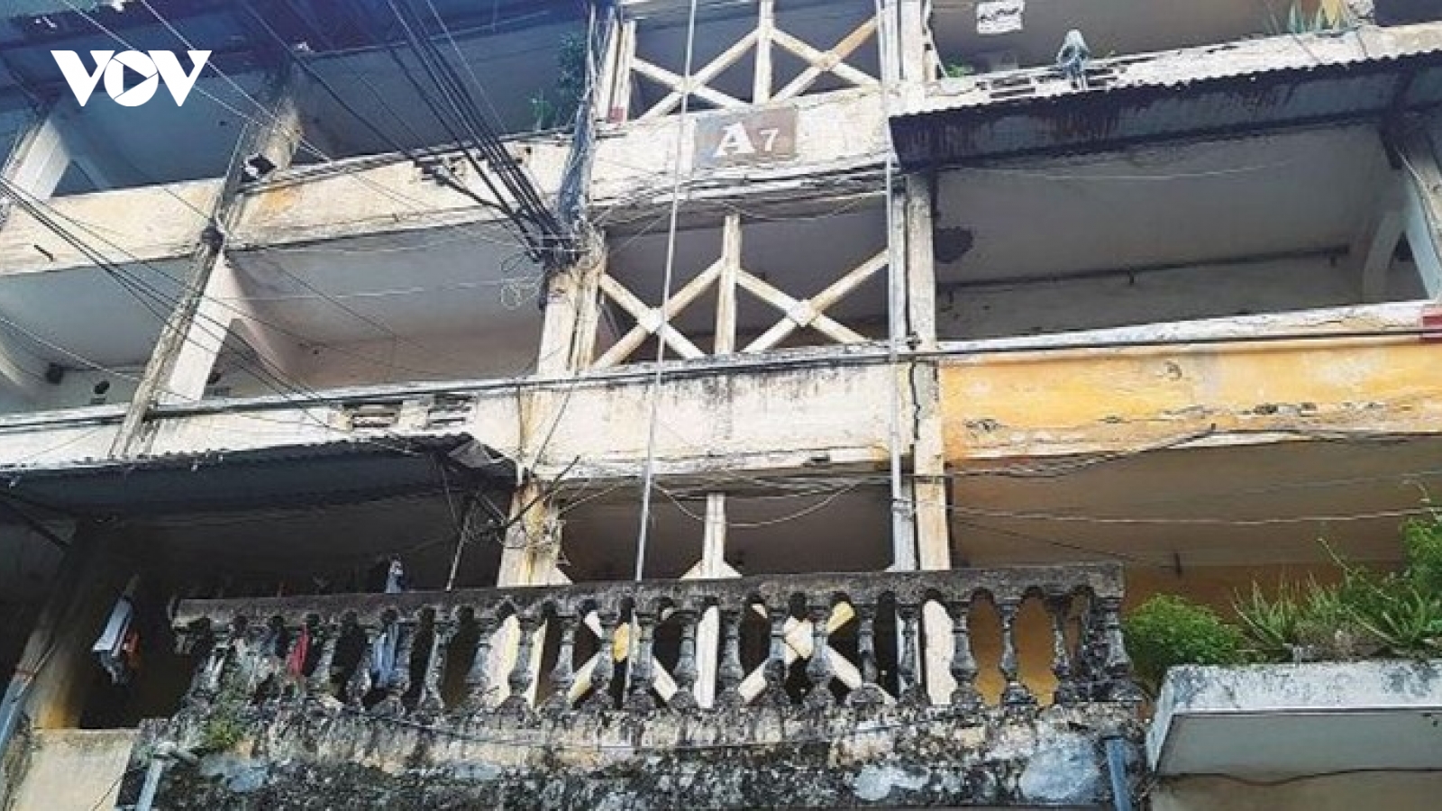 Hà Nội trong đêm di dời 160 người ở chung cư nguy hiểm trước khi bão đến