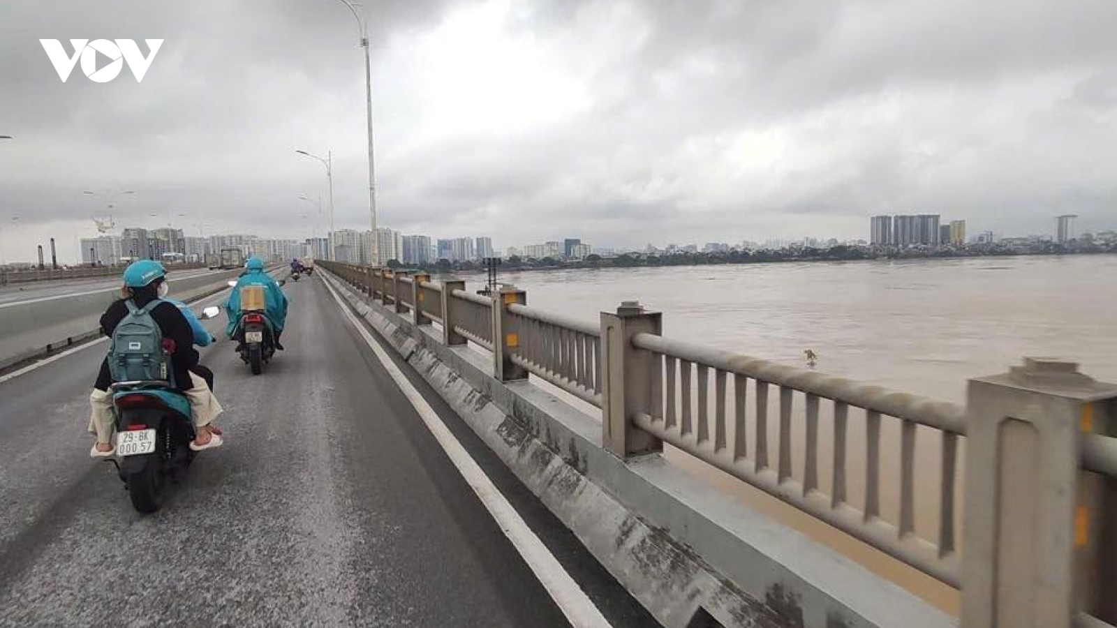 Mực nước sông Hồng tại Hà Nội lên xấp xỉ báo động 2, nguy cơ ngập lụt diện rộng