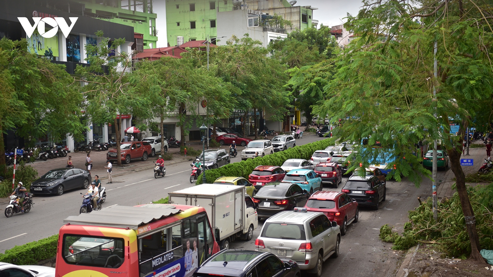 Cây đổ gây cản trở giao thông, nhiều đường phố Hà Nội ùn tắc trong sáng đầu tuần