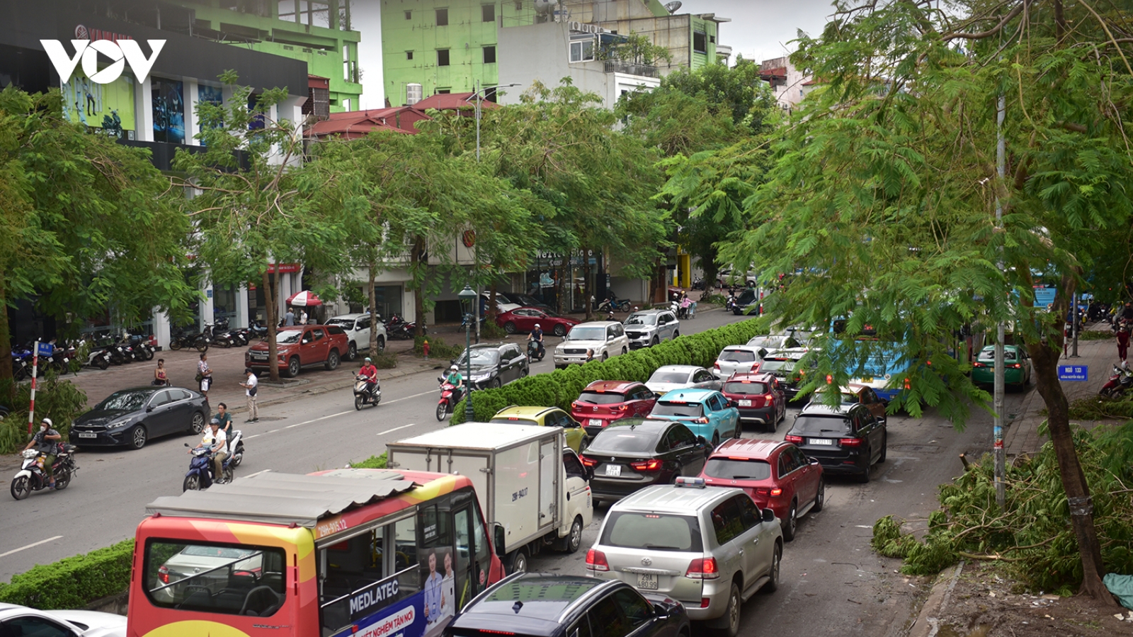 Cây đổ gây cản trở giao thông, nhiều đường phố Hà Nội ùn tắc trong sáng đầu tuần