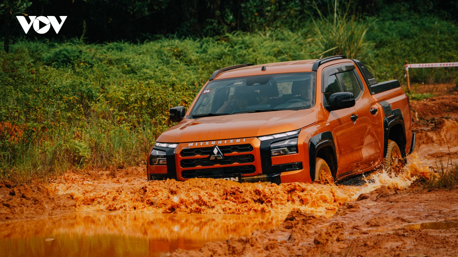Tay đua 2 lần vô địch Dakar Rally, Hiroshi Masuoka off road cùng Mitsubishi Triton 2024