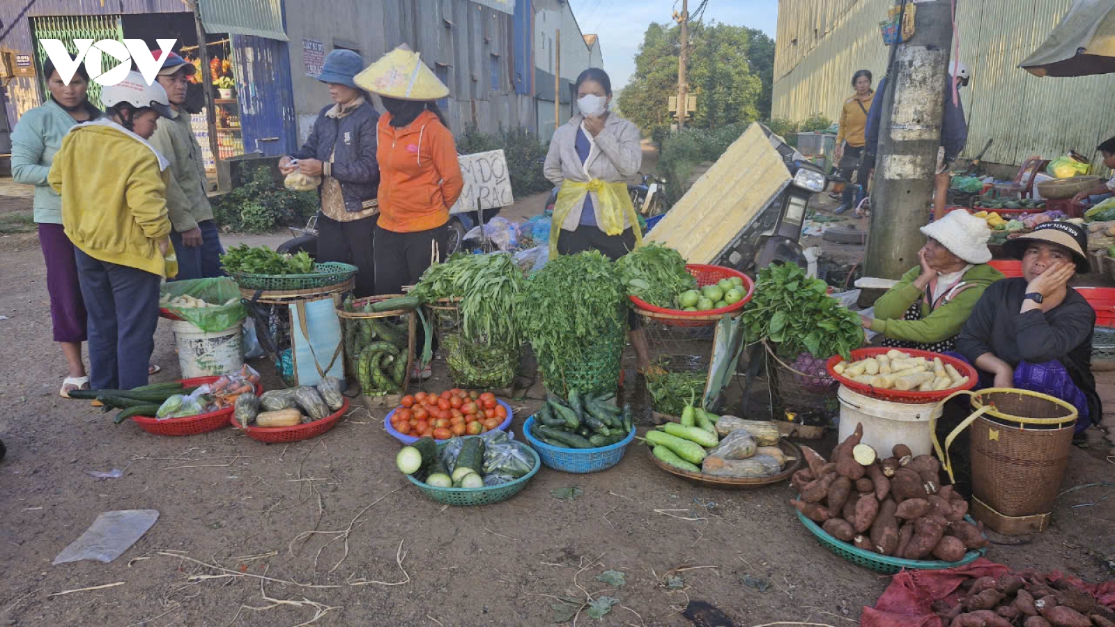 Tiểu thương “chê” chợ tiền tỷ, ra vỉa hè ngã tư để buôn bán