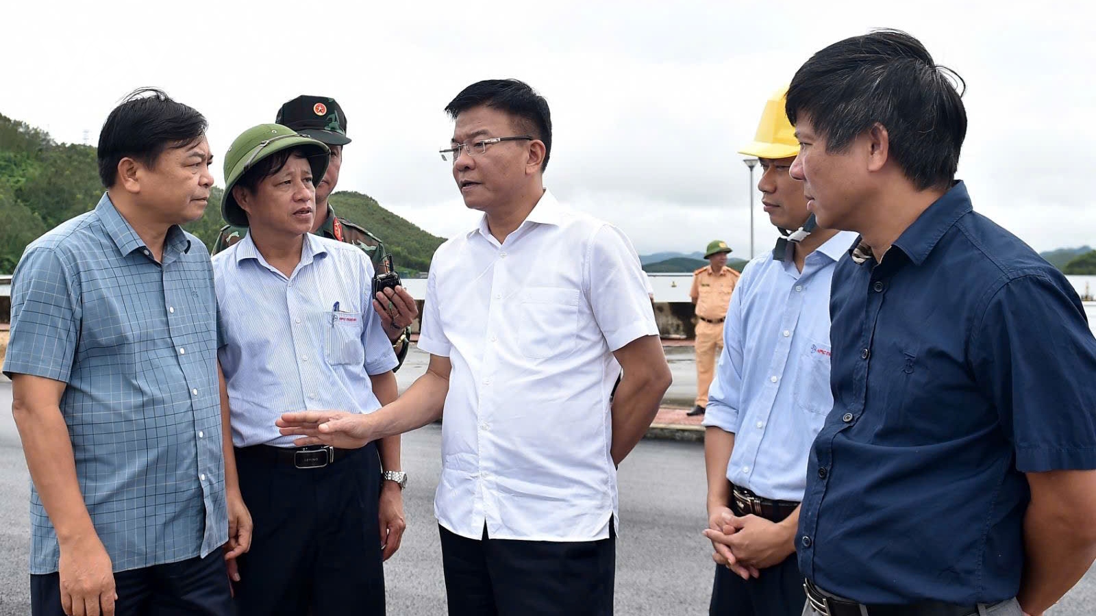 Phó Thủ tướng Lê Thành Long kiểm tra tình hình hồ thủy điện Thác Bà