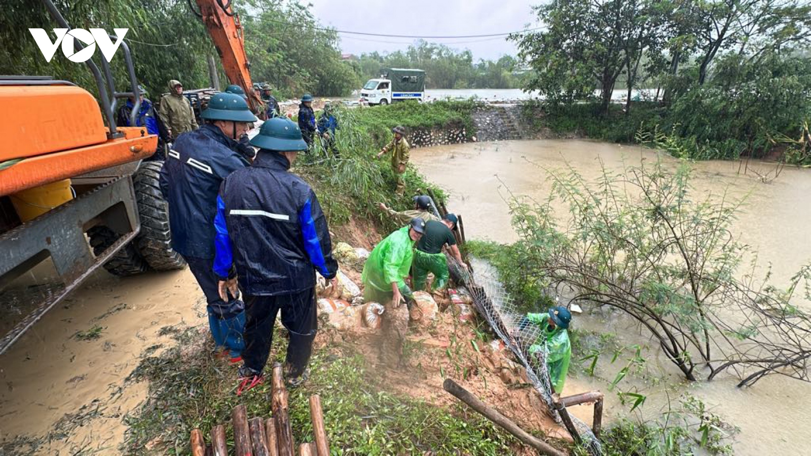 Nước tràn qua đập, một xã ở ngoại thành Hà Nội huy động người dân ứng cứu