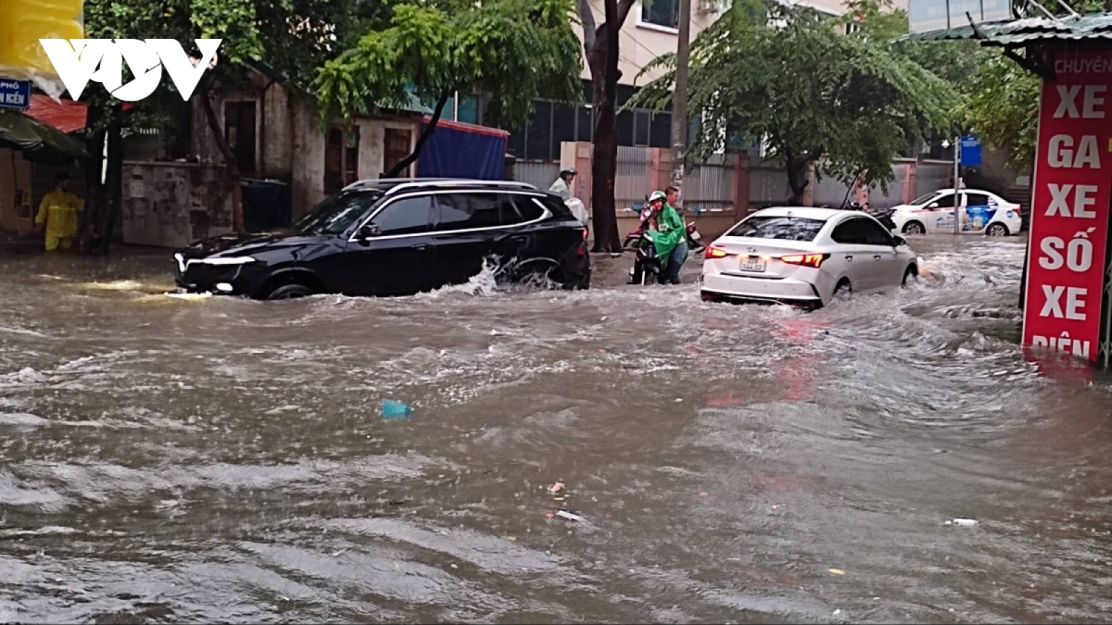 Những kỹ năng cần biết khi lái xe qua vùng ngập nước mùa mưa bão