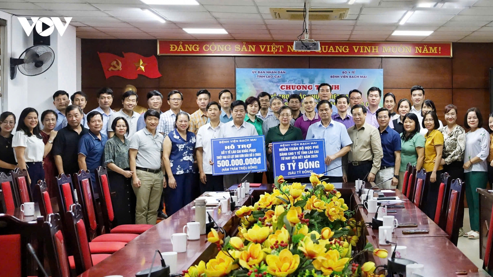 Thứ trưởng Bộ Y tế thăm và hỗ trợ ngành Y tế Lào Cai khắc phục hậu quả bão số 3