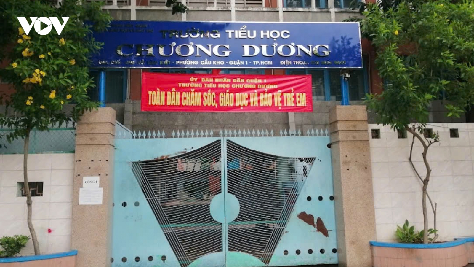 Tạm ngưng đứng lớp với cô giáo xin phụ huynh hỗ trợ mua máy tính