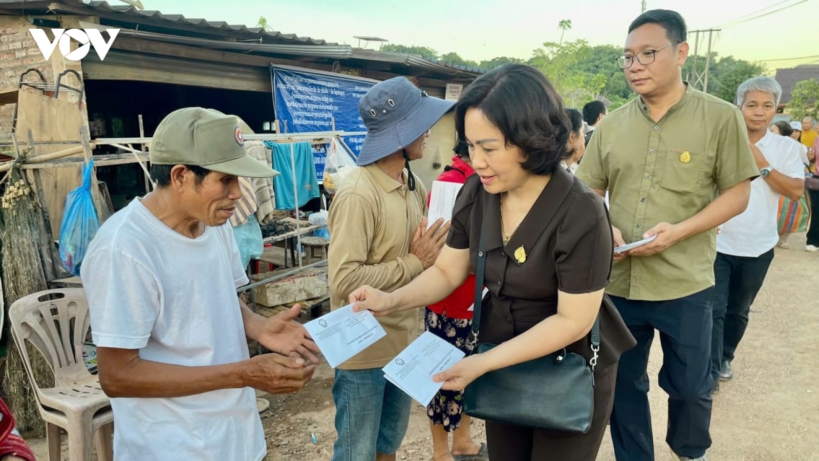 Cộng đồng người Việt quyên góp hỗ trợ người Lào bị thiệt hại do cơn bão Yagi