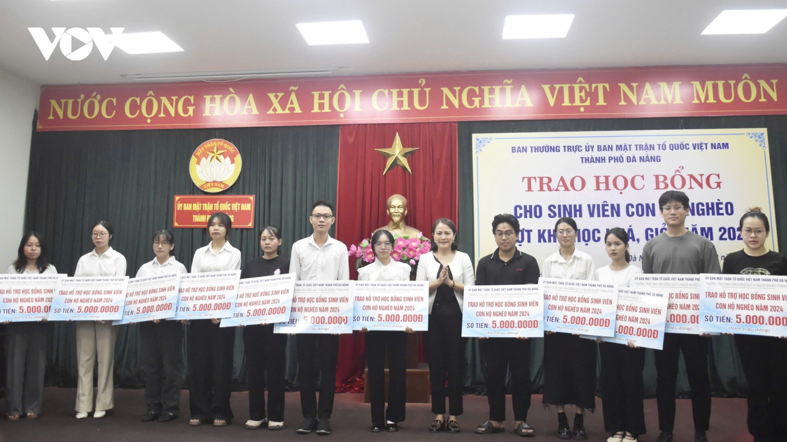 Đà Nẵng trao học bổng tặng sinh viên con hộ nghèo