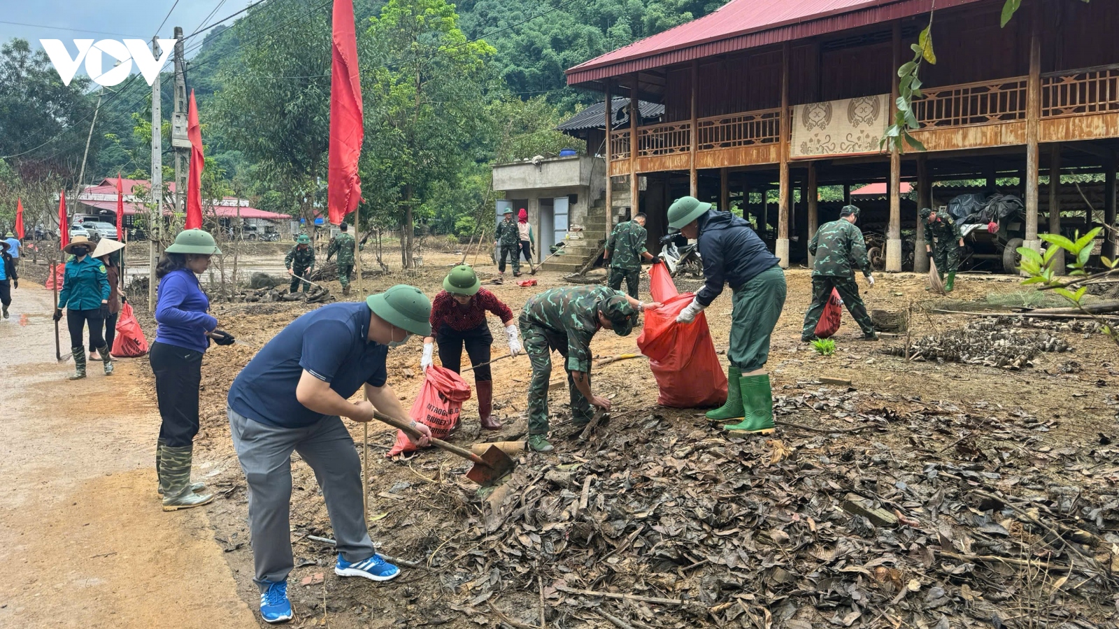 Nước rút, hơn 500 người hỗ trợ bản Phiêng Nghè (Sơn La) vệ sinh môi trường