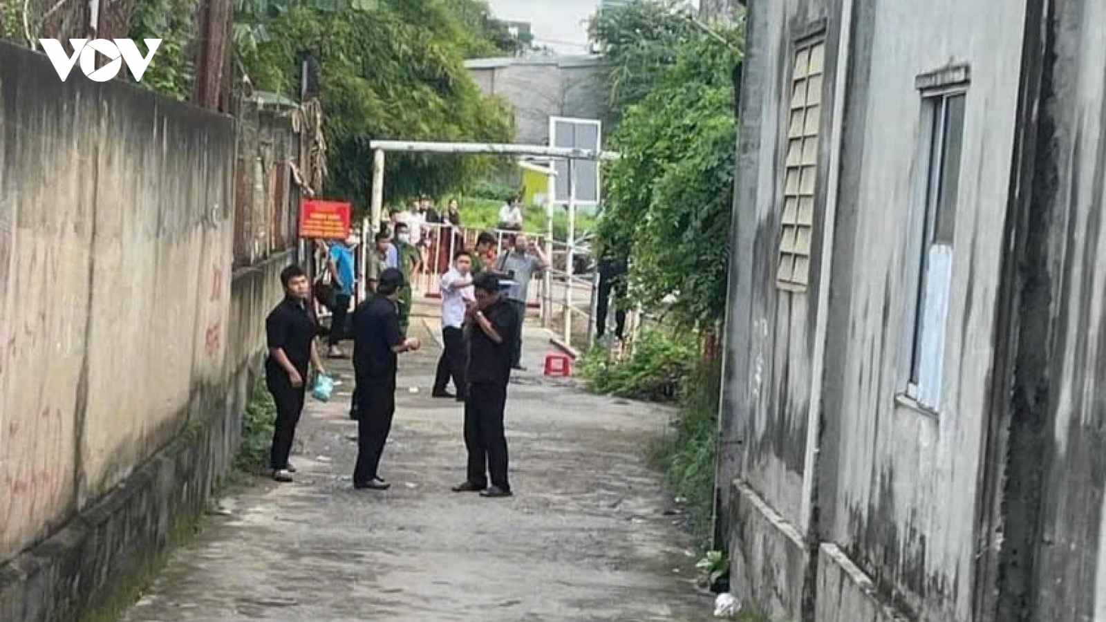 Người đàn ông treo cổ trên cột barie tại Đồng Nai