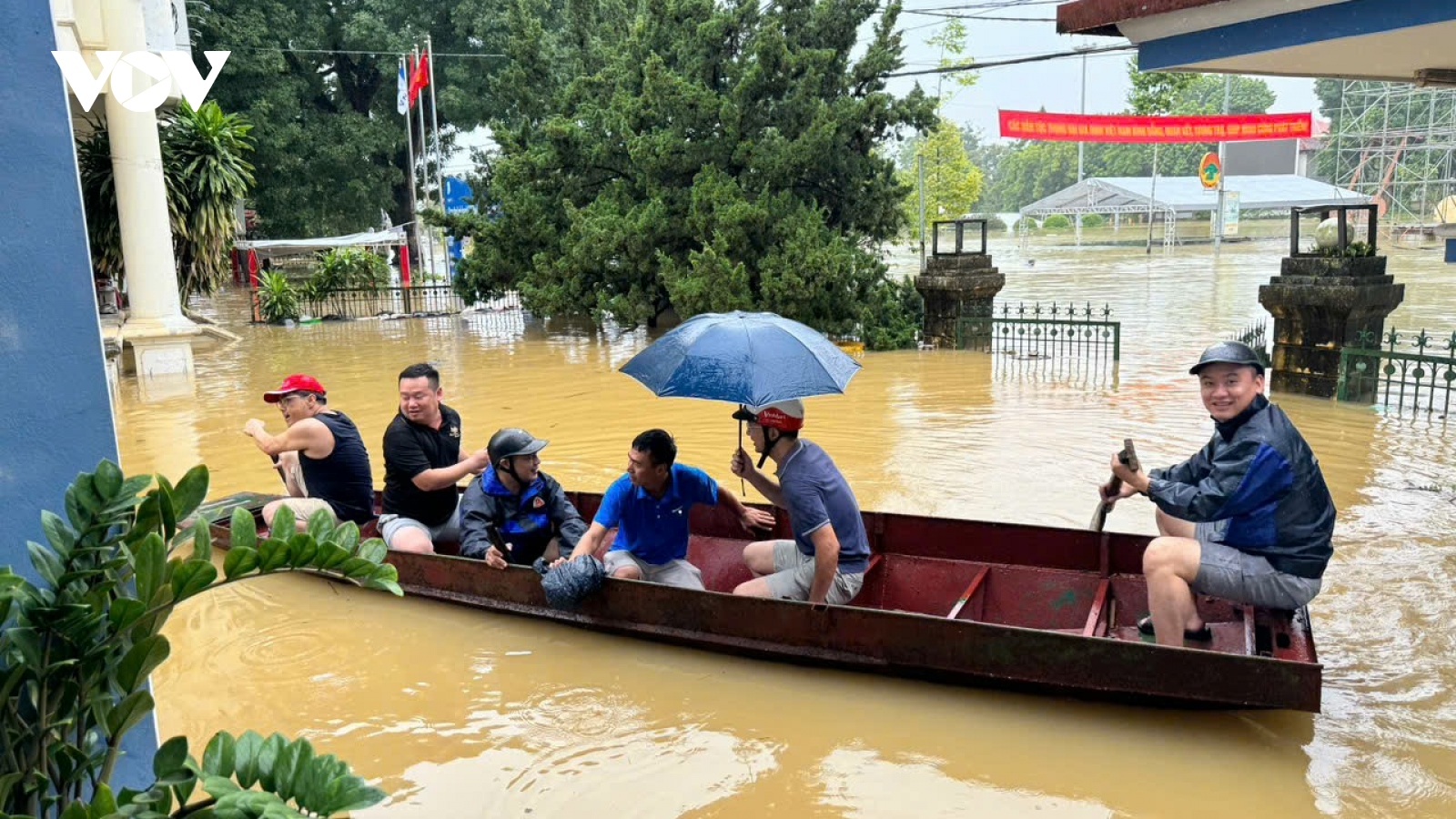 Lực lượng chức năng Tuyên Quang tích cực đưa người dân ra khỏi khu vực bị ngập