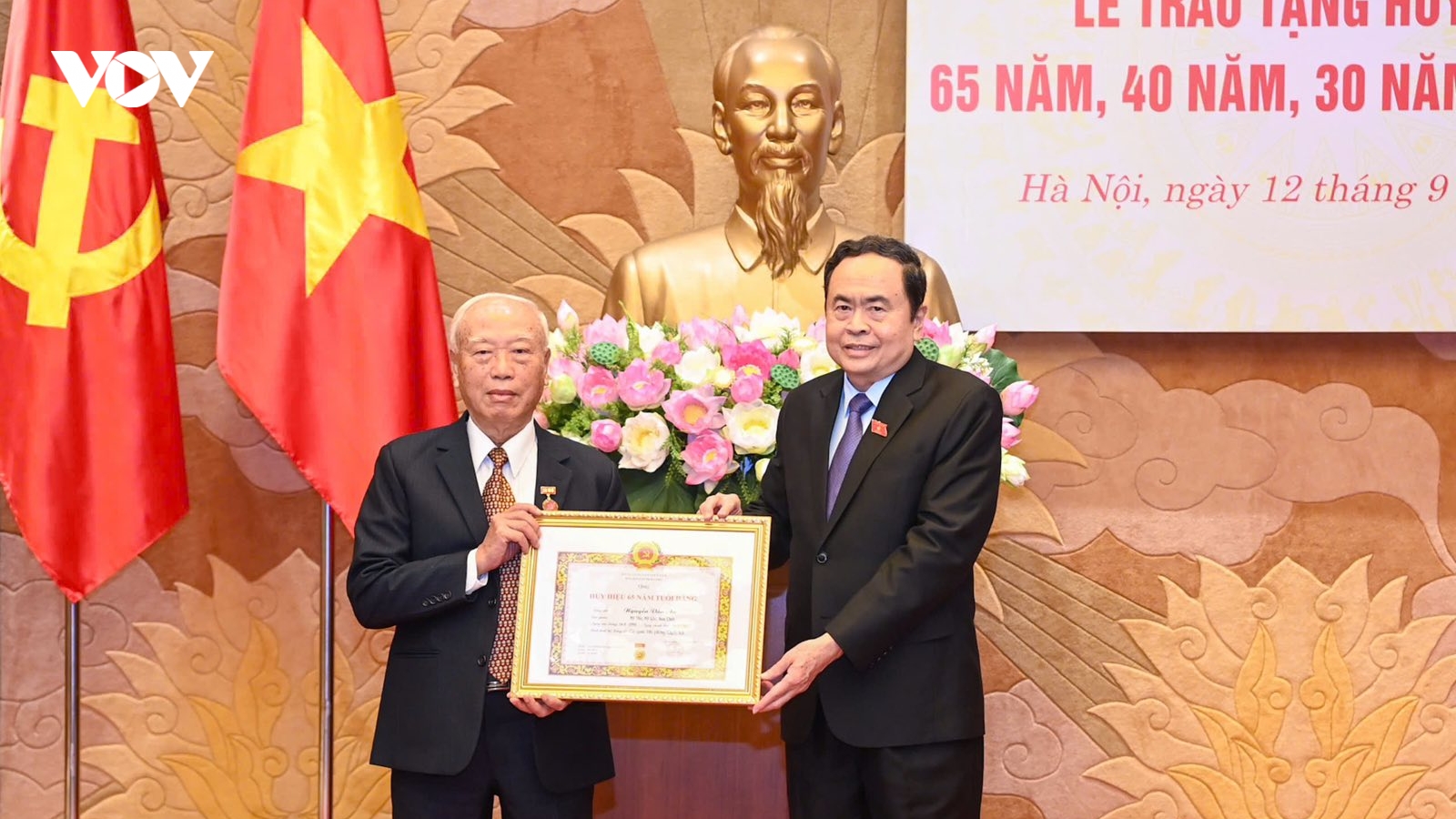 Chủ tịch Quốc hội Trần Thanh Mẫn dự Lễ trao tặng huy hiệu Đảng