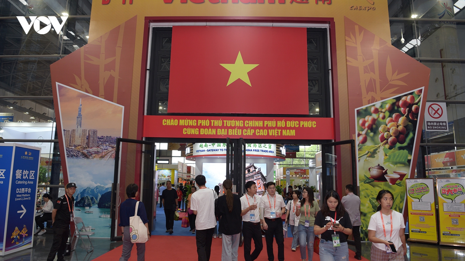 Gian hàng Việt Nam thu hút khách hàng tại CEAXPO 2024 ở Trung Quốc