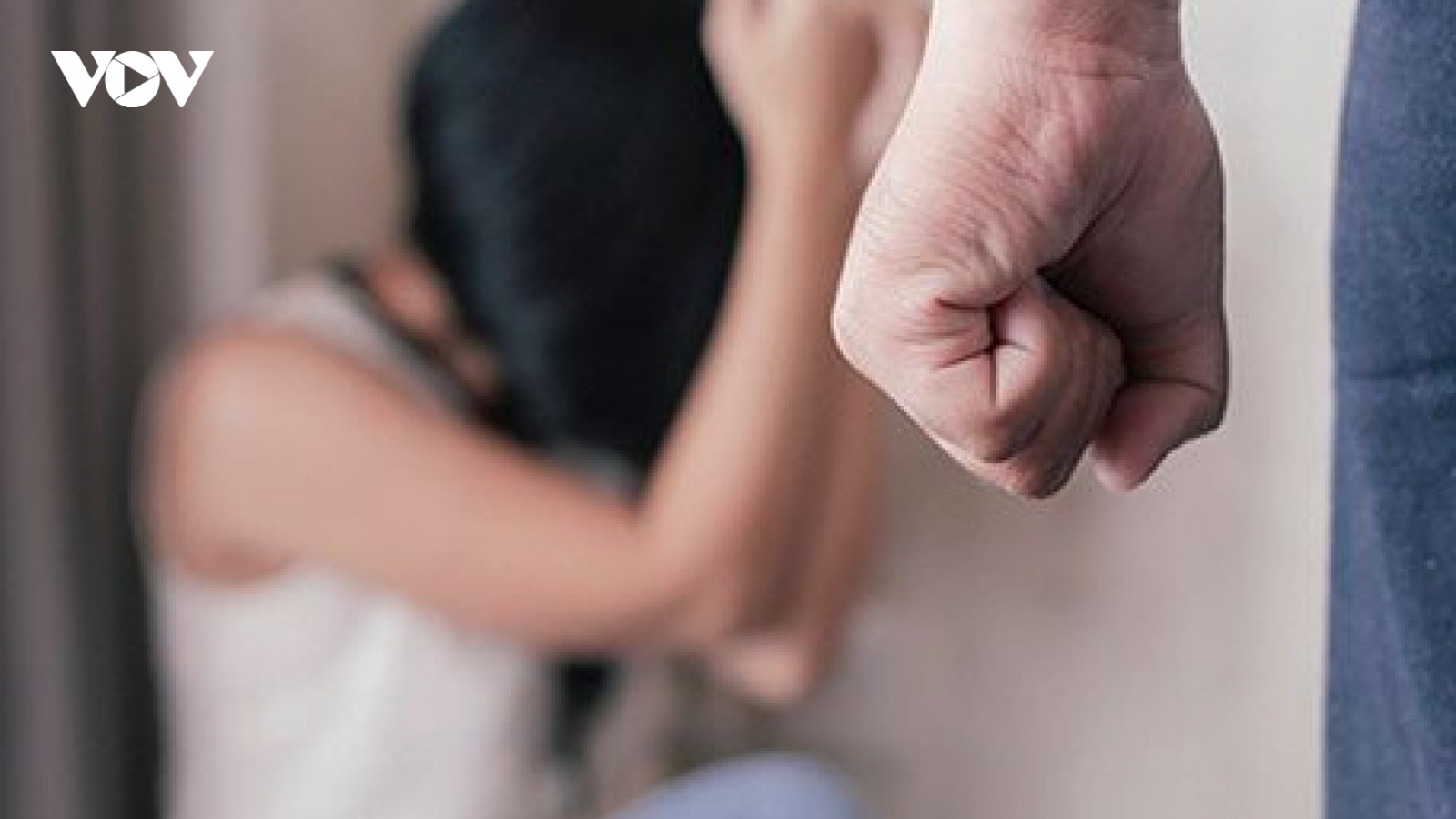 Tôi muốn mẹ ly dị người bố thường xuyên “ăn vụng” lại vũ phu