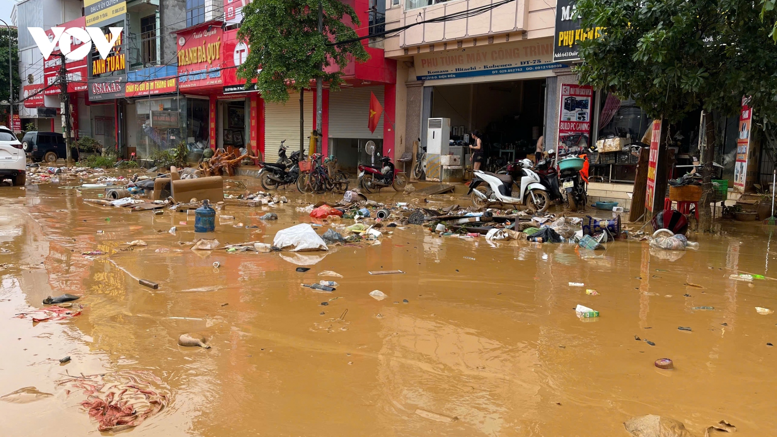 Thành phố Yên Bái ngập ngụa bùn, rác sau lũ