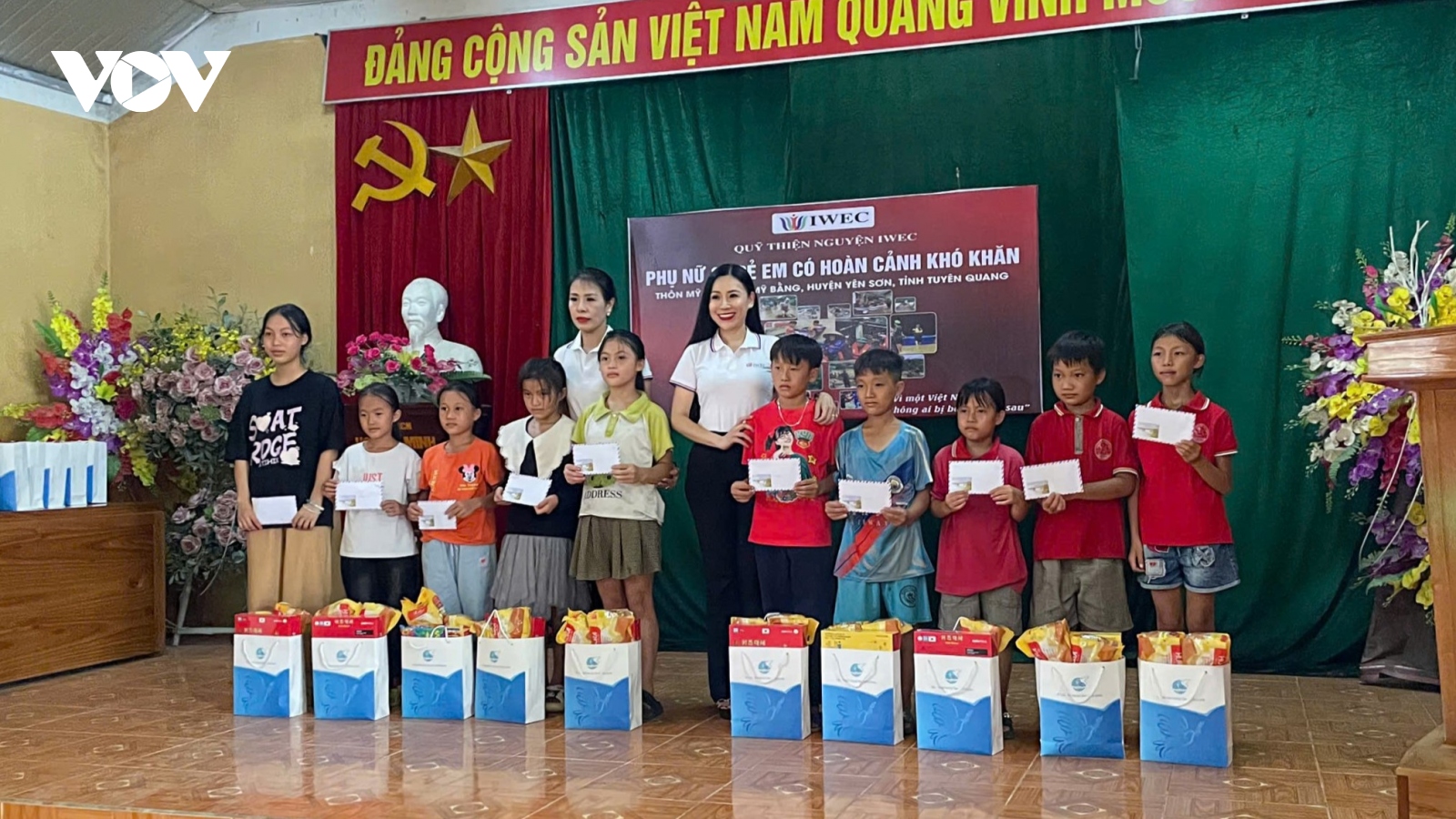 Trao quà hỗ trợ phụ nữ và học sinh khó khăn ở vùng lũ Yên Bái, Tuyên Quang