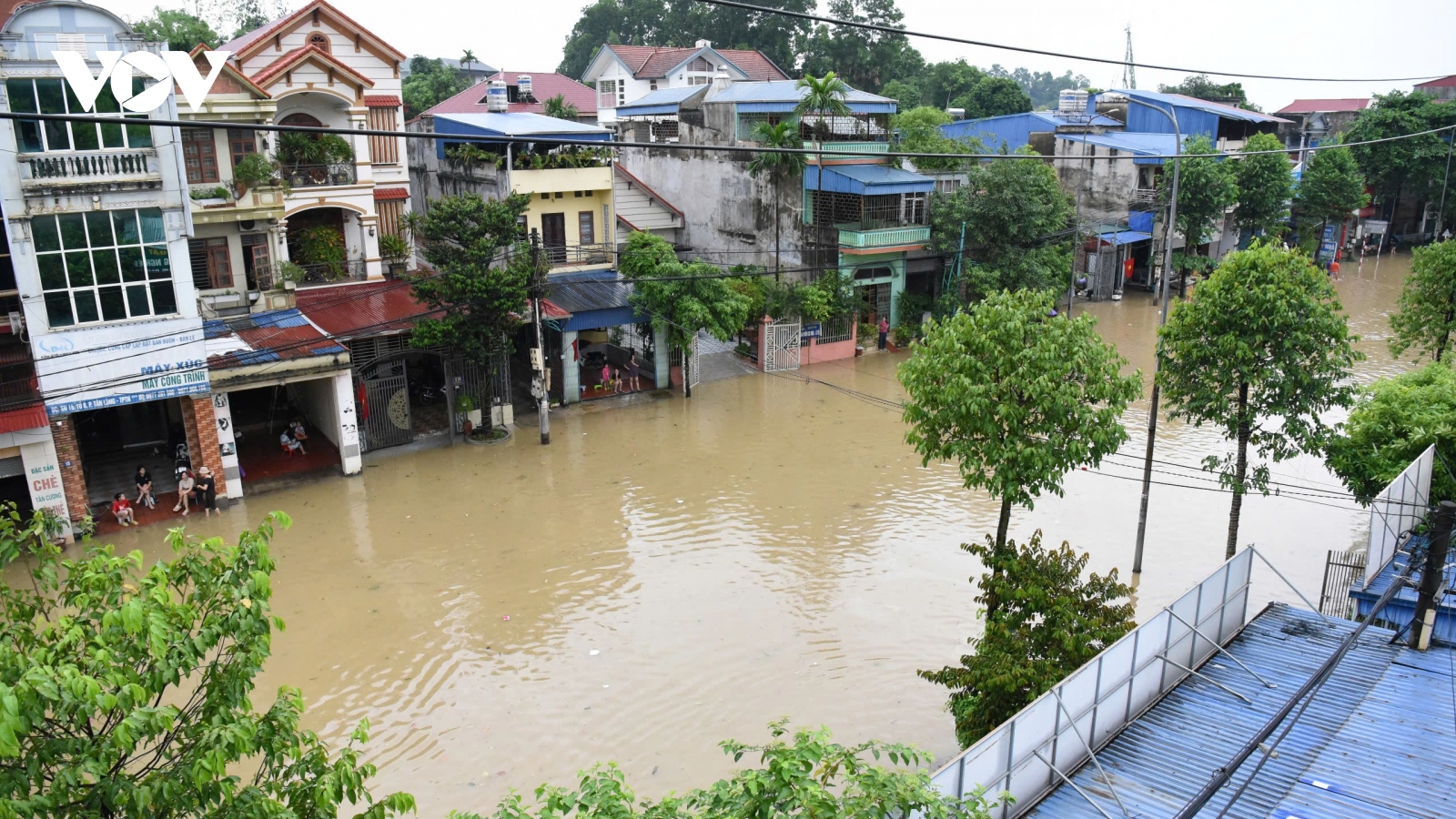 Người dân Thái Nguyên bị mắc kẹt khi nước lũ "bao vây"