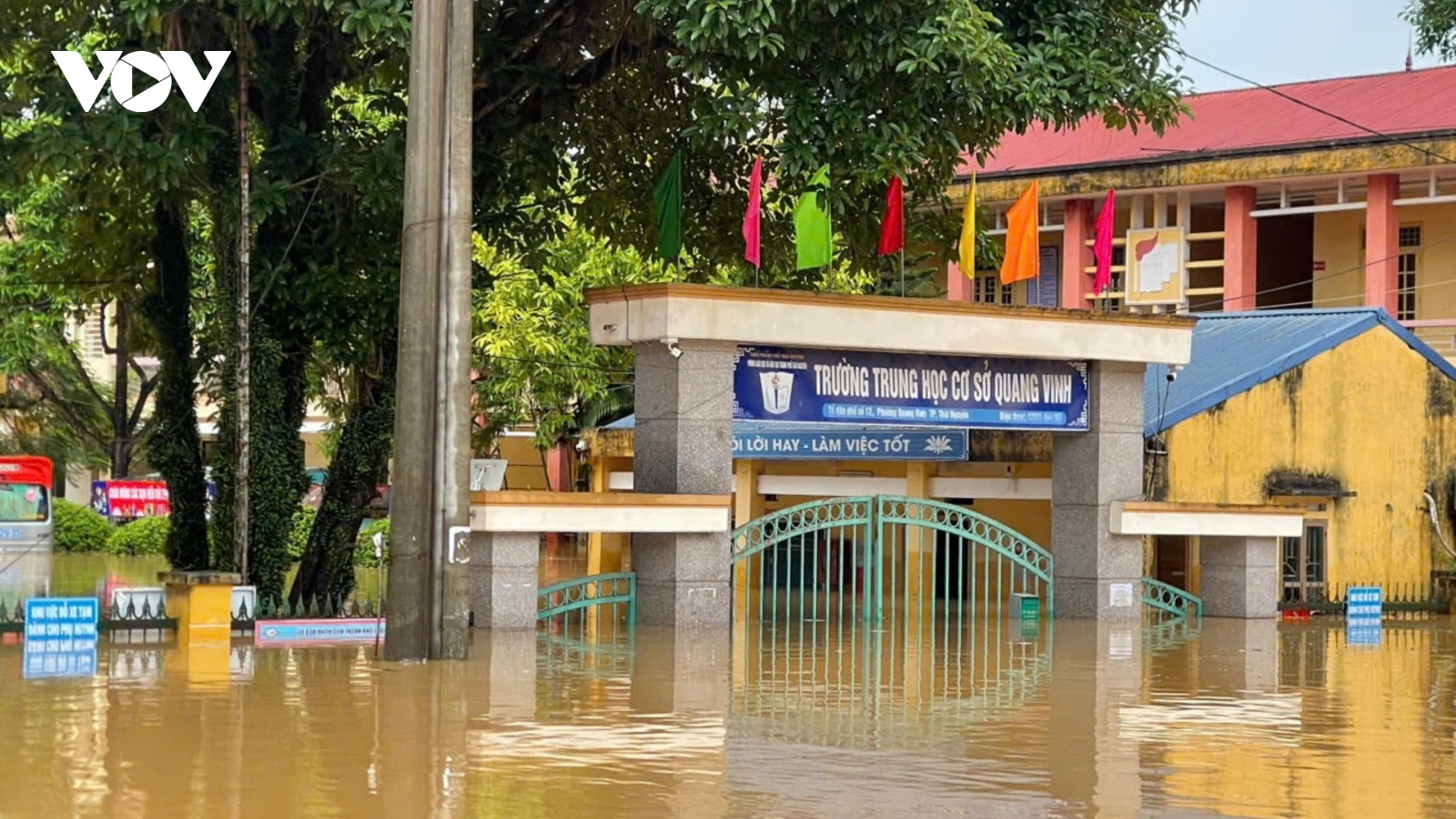 Cả nước còn 99 điểm trường chưa thể dạy học do nước lũ chưa rút hết.