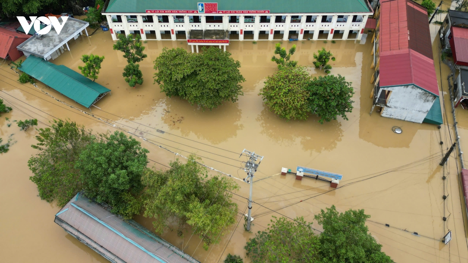 Hàng loạt trường học ở Ninh Bình vẫn phải đóng cửa do mưa lũ